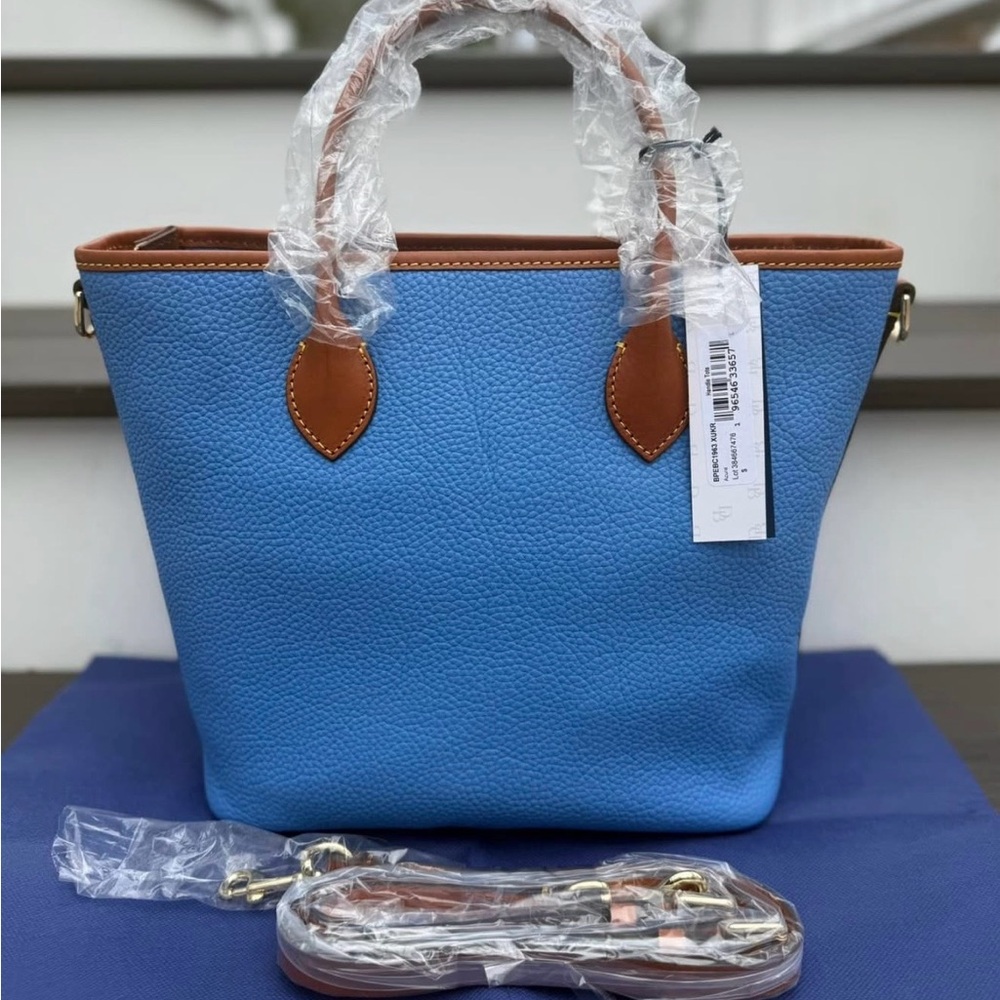 Dooney & Bourke NWT Pebble Grain Handle Tote. - Picture 2 of 4